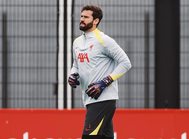 Arne Slot xác nhận thủ môn Alisson Becker vắng mặt trước West Ham 1